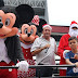 Veja vídeo- Grupo Amaral & Silva com Papai Noel, Mickey e Minnie no centro da cidade