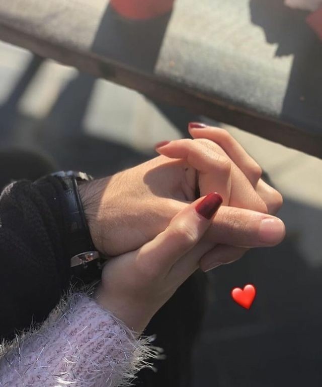 couple holding hand whatsapp dp images