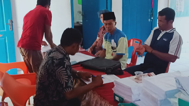 Edi Yansah (memakai peci hitam) saat mendaftarkan diri ke panitia Pilkades di Desa Denai Lama Kecamatan Pantailabu Kabupaten Deli Serdang, Kamis 6/1/2022