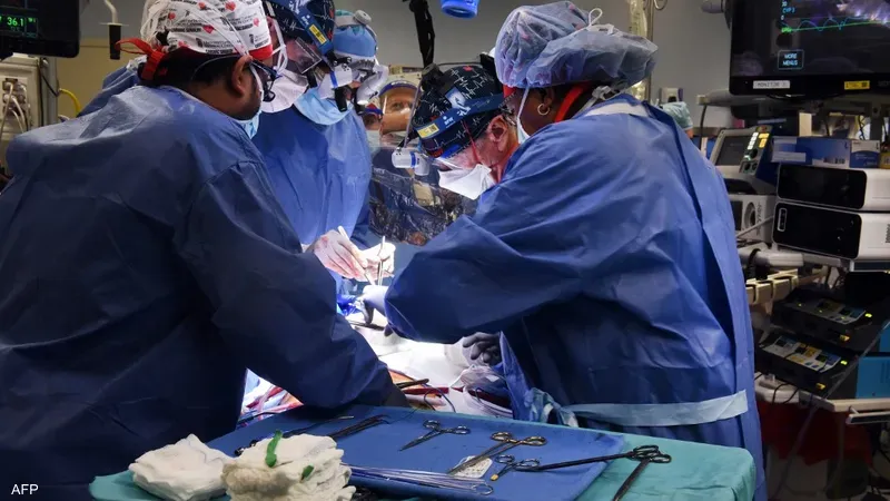 جراحون أمريكيون ينجحون بزراعة قلب خنزير في إنسان