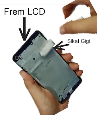 Sesudah Dilepas  LCD Pada Handphone Samsung A21s, Terus Bersihkan Lem Yang Masih Menempel Pada Frem / Dudukan LCD Dibantu Dengan Sikat Giggi Atau Peralatan Lainnya, Dipastikan Bersih Ga Ada Bekas Lem Yang Masih Menempel Pada Sekeliling Frem / Dudukan LCD, Agar Pemasangannya Rapi Dan Lebih Rapat Pada Proses Mengelemnya.