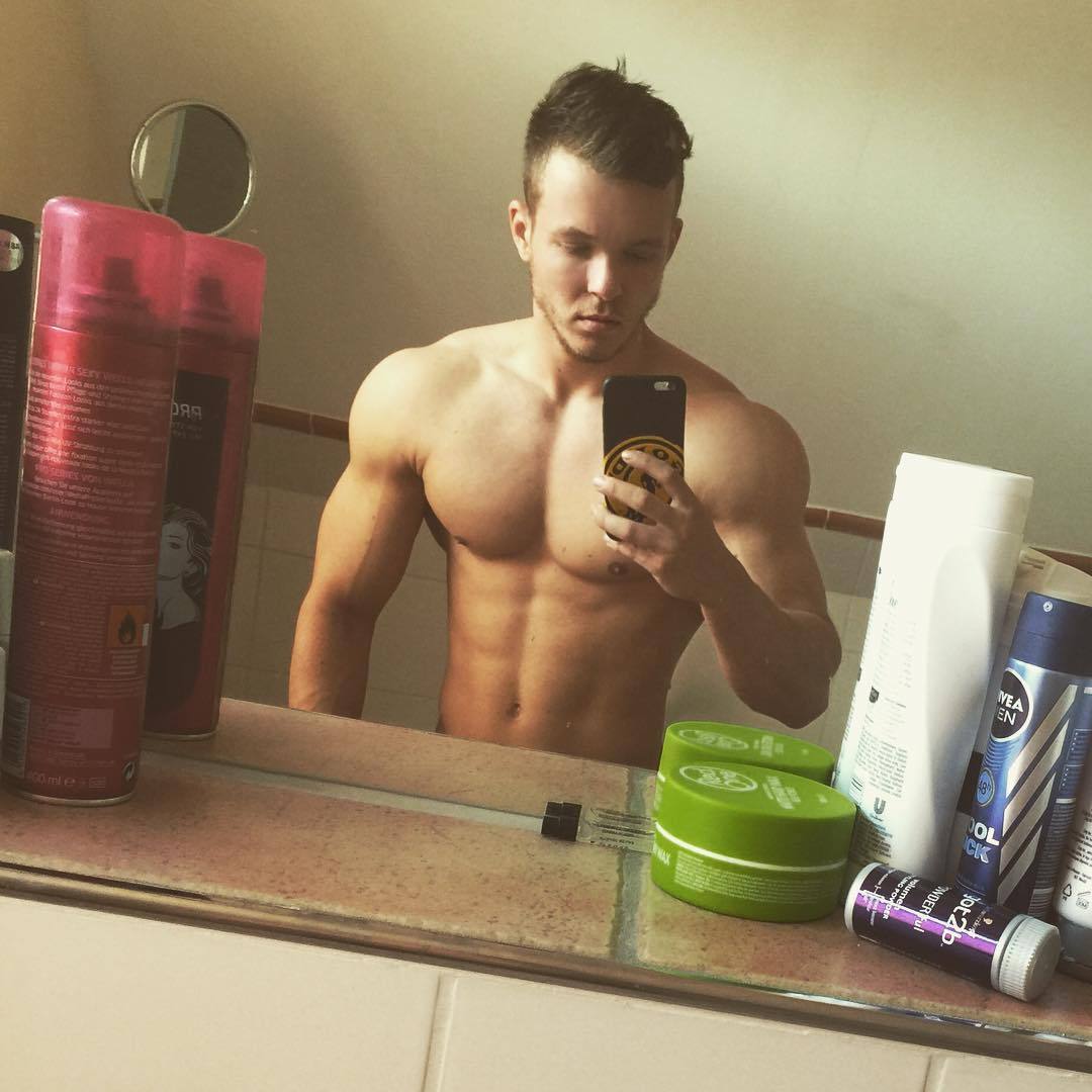 straight-hot-muscle-guy-shirtless-selfie-joe-dahler