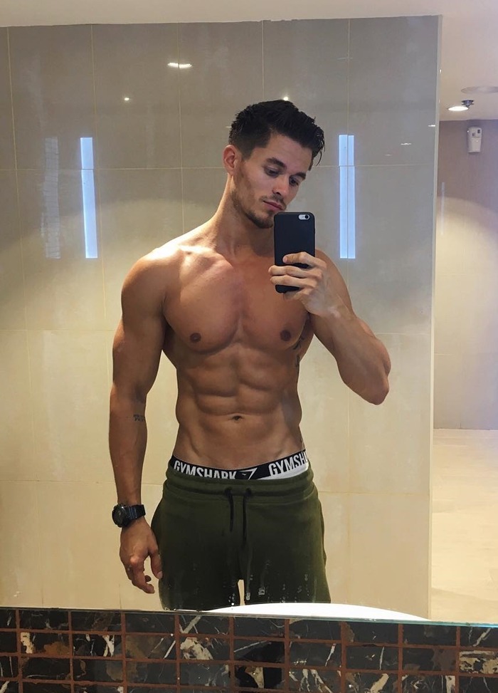 sexy-shirtless-fit-studs-selfies