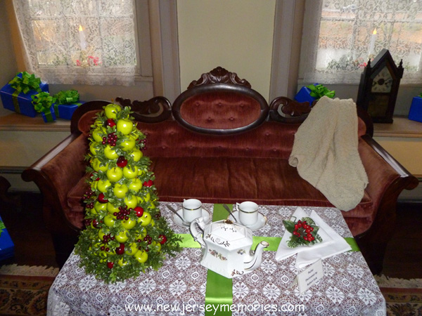 table with Christmas decorations