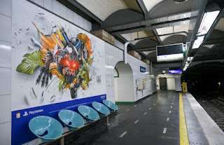 galerie d’art éphémère Horizon Forbidden West dans le métro à Paris