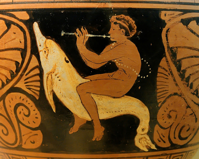 Молодежь играет на флейте и катается на дельфине. Краснофигурные стамны, 360–340 гг. До н.э. Из Этрурии.