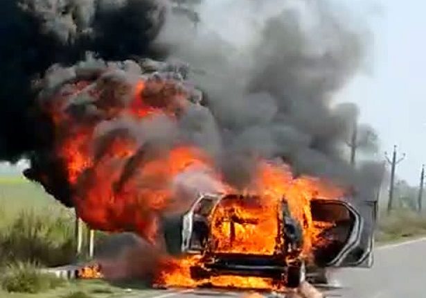 नवादा में बीच सड़क पर चलती कार बन गई आग का गोला, बाल-बाल बचे कार सवार 4 लोग