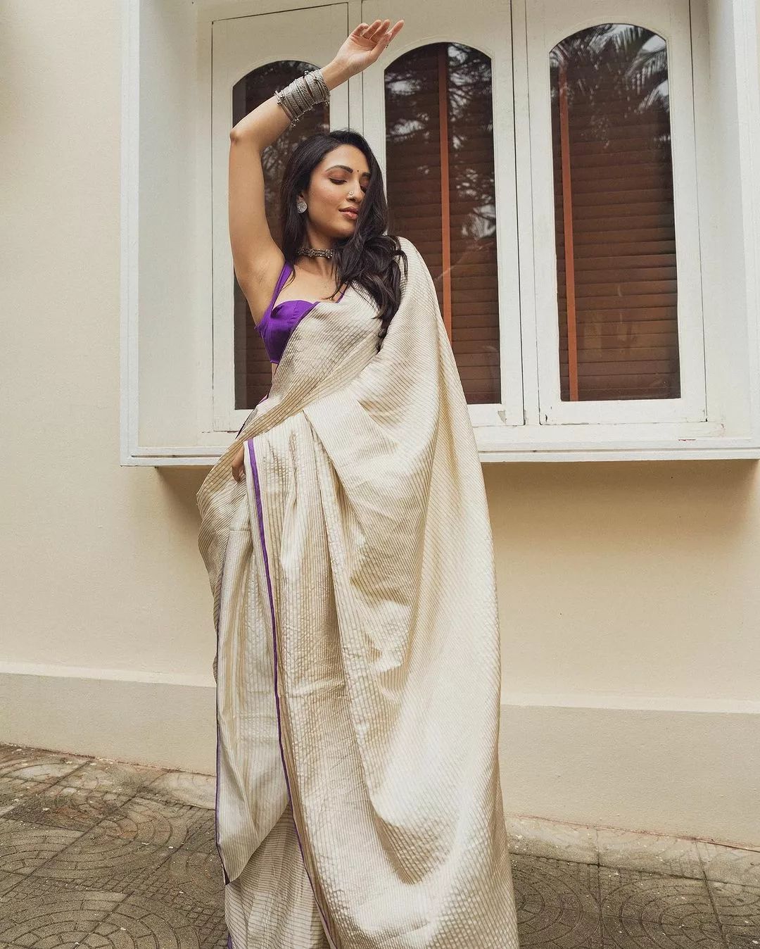 Backless Bliss: Neha Shetty's Saree, Navel Chain, and a Dash of Elegance