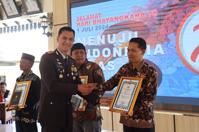 *Bantu Kinerja Polri, 3 Warga Magetan Diganjar Penghargaan di Hari Bhayangkara ke-78*