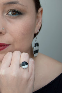 Bague sertie imitation marbre noir et blanc polymère stenna bijoux rondes