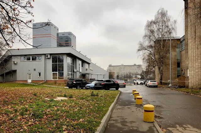 территория спортивного комплекса ЦСКА, тренировочный каток (построен в 2007 году), Дворец спортивных единоборств (построен в 1961 году)
