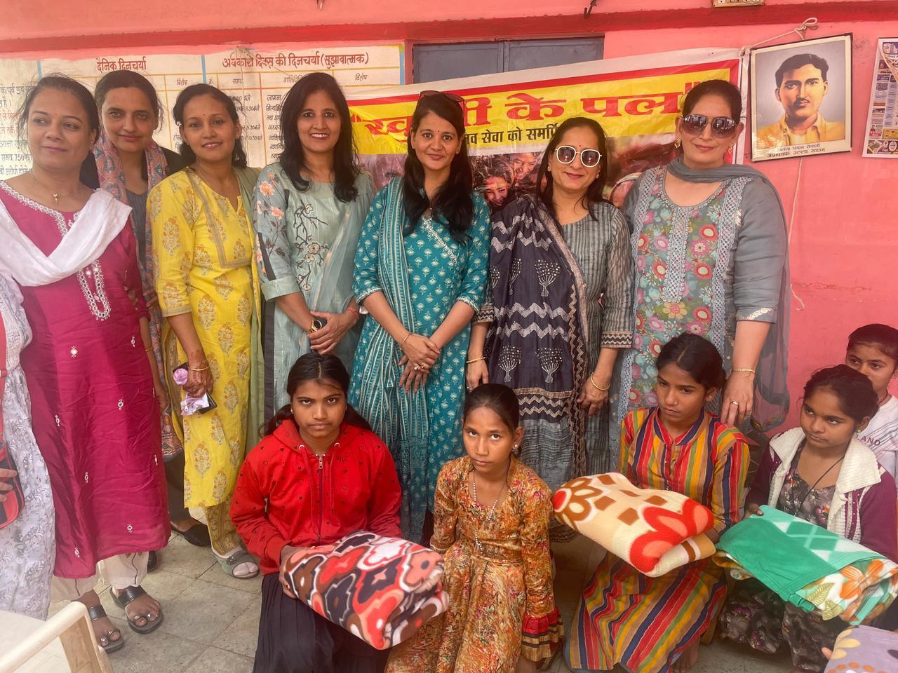 दहीनाल के छात्रावास और महिलाओं को " खुशी के पल " संस्था ने वितरित किए कंबल...