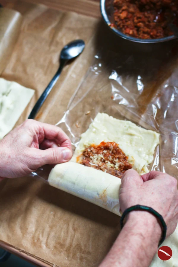 Rezept für Windrad-Lasagne,(Rotolo di Pasta, Pinwheel-Lasagna, deconstructed Lasagna, Lasagnestrudel) ein ganz besonderes Nudelgericht aus dem Ofen. Diese Lasagne mit Art eines Ragù Bolognese, Panchetta, Salsicce und Bechamel begeistert mit sensationellem Geschmack! #lasagne #deconstructedlasagne #donangie #pasta #nudeln #nudelgerichte #rezept #italienischkochen #amerikanischeküche #bolognese #ragubolognese #spaghetti #pancetta #originalrezept #anrichten #backofen #alforno #hackfleischsauce