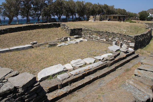 Το Ιερό του Ποσειδώνα και της Αμφιτρίτης στα Κιόνια. Η Μεγάλη Στοά (2ος αι. π.Χ.)