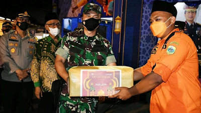 Kapolres dan Dandim Bondowoso Bagi Bingkisan di Pos Pam Lebaran