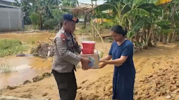 Brimob Bone Bantu Bersihkan Fasilitas Umum Dan Salurkan Bantuan Korban Banjir di Siwa