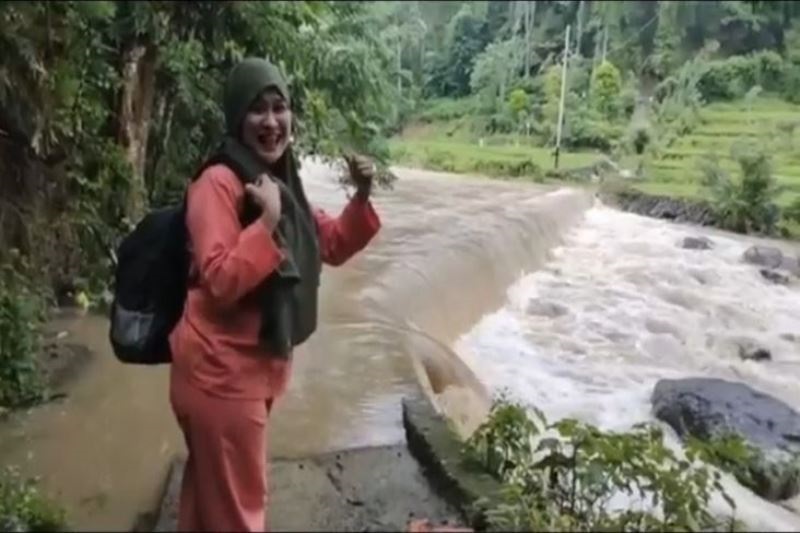 12 Tahun Terobos Sungai dan Hutan Layani Masyarakat, Berikut Kisah Bidan Cantik di Bone