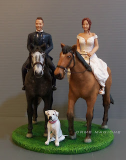 Statuette sposi a cavallo sposini su due cavalli sposa appassionata equitazione orme magiche