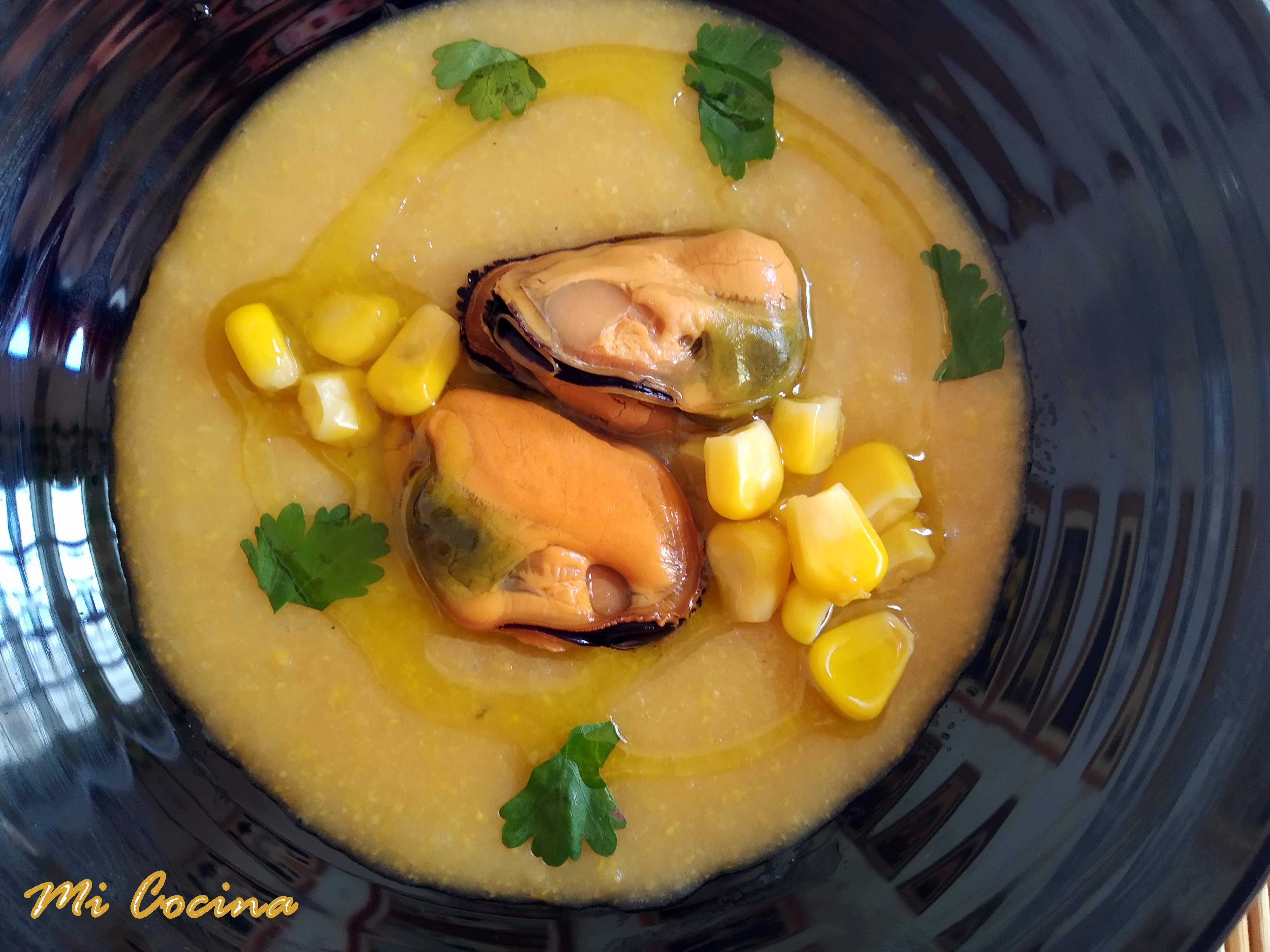 CREMA DE MAIZ CON MEJILLONES Y CILANTRO