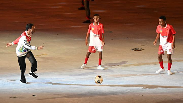 Joko Widodo Play Soccer with 3 Papuan Boys at National Games Opening