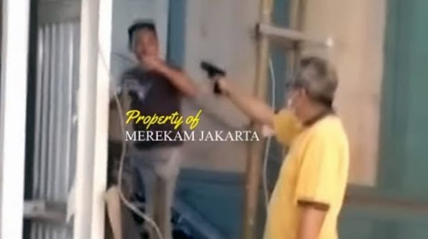 Polisi Cek TKP Pria Paruh Baya Viral Todongkan Benda Mirip Pistol ke Kuli Bangunan di Jaksel