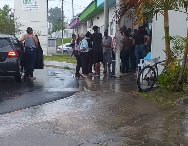 Pacientes esperam na chuva em frente a UPA superlotada, à espera de atendimento