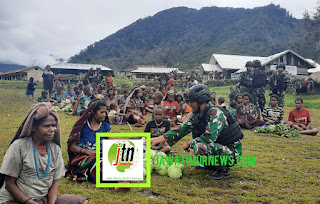 Prajurit 114 Satria Musara Turut Serta Membantu Menjalankan Perekonomian Masyarakat di Pegunungan Tengah Nduga