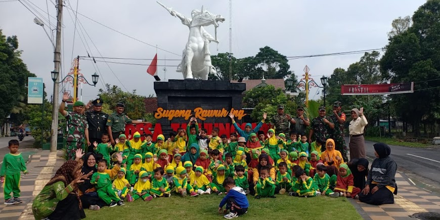 Terima Kunjungan Anak TK, Koramil 12 Manisrenggo Kenalkan Tupok TNI