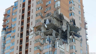 Un misil impacta en edificio residencial en Kiev, según servicios de emergencia ucranianos