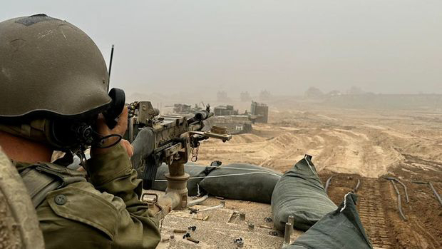 Israeli Forces Advance in Gaza, Intensifying Siege as Civilians Shelter in Hospitals
