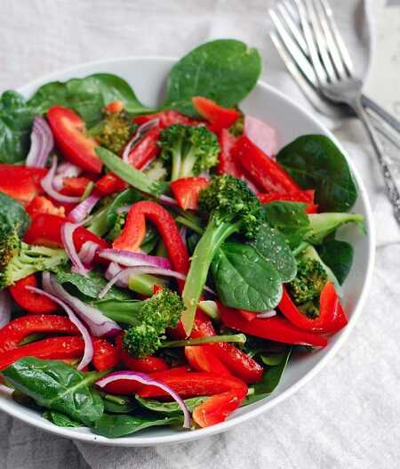 Healthy Lunch Made Easy: Spinach Salad with Broccoli, Red Peppers, and Onions