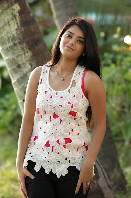 Actress Yamini Bhaskar Latest Photo Gallery 3