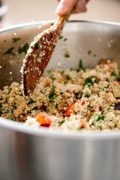 A farofa é um acompanhamento a mais nas refeições, a farofa se destaca por ser uma opção fácil de fazer além de versátil e deliciosa. A farofa de mandioca é uma receita simples com ingredientes fáceis de encontrar em feiras e mercados.  Ela é um convite pra deixar as refeições ainda mais deliciosas, ela combina com o almoço, jantar, para ocasiões especiais como um jantar em família,  aniversário, ceia de Natal, Ano Novo.