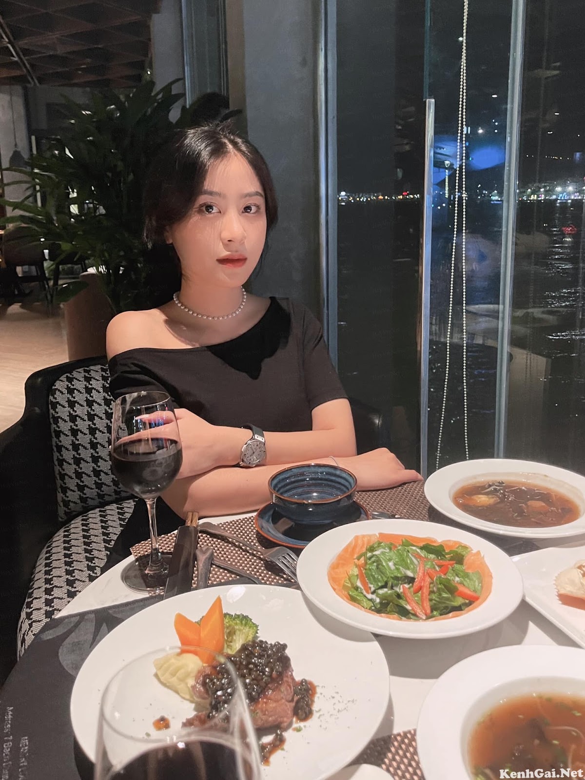 Nguyệt Hà: Would you like to hang out with me now?