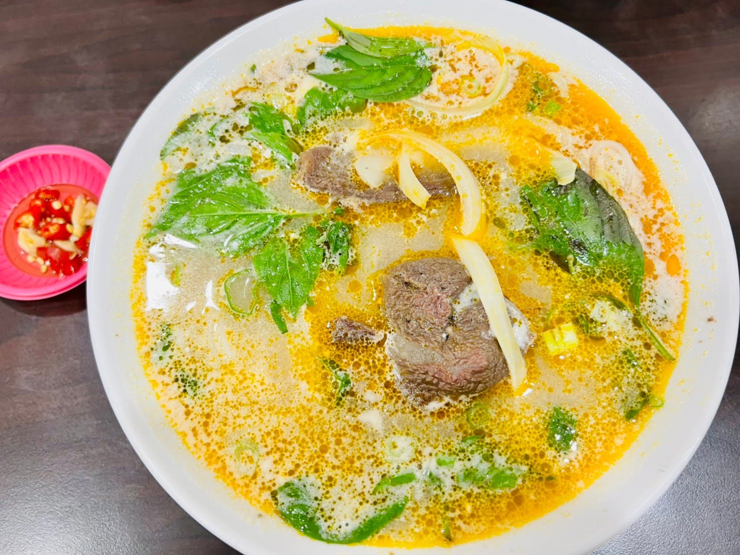 苗栗美食 西貢牛肉料理 竹南市場裡的越南料理 牛肉湯 河粉 炸春捲 涼拌沙拉