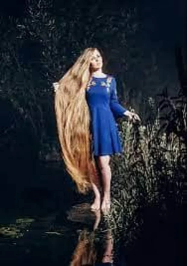 سر الشعر الطويل للفتاة رابونزيل الروسية