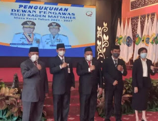 Al Haris Gubernur Jambi Lantik Dan Kukuhkan Dewas RSUD Raden Mattaher Jambi.
