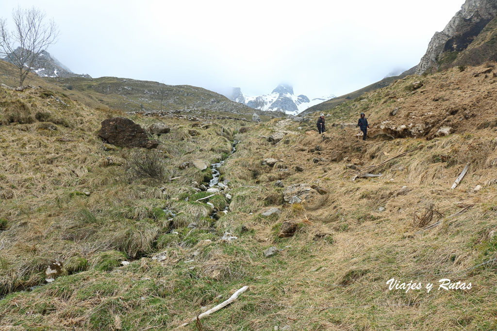 Bajando del refugio del Meicín, Asturias