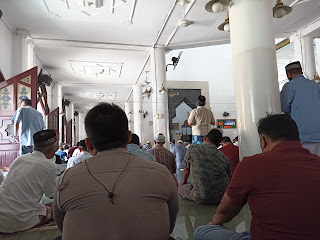 Sholat di Masjid Al Ma’arif Tarakan