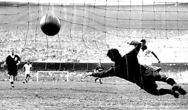 Cabezazo de Ademir que supone el tercer gol de Brasil. SELECCIÓN DE BRASIL 6 SELECCIÓN DE ESPAÑA 1 Jueves 13/07/1950: 15:00 horas. IV Copa del Mundo Brasil 1950, fase final, jornada 2. Rio de Janeiro, Brasil, estadio de Maracaná