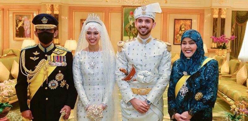 Mempelai diraja bersama Sultan Haji Hassanal Bolkiah Mu’izzaddin Waddaulah dan Raja Isteri Pengiran Anak Saleha.
