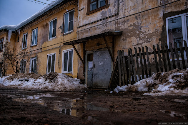 Вход в подъезд через лужу