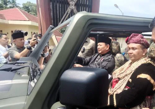 Disambut Hangat Masyarakat, Prabowo Presiden Menggema di Tanah Datar, Prabowo Sopiri Wamenaker dan Bupati ke Istano Basa Pagaruyung