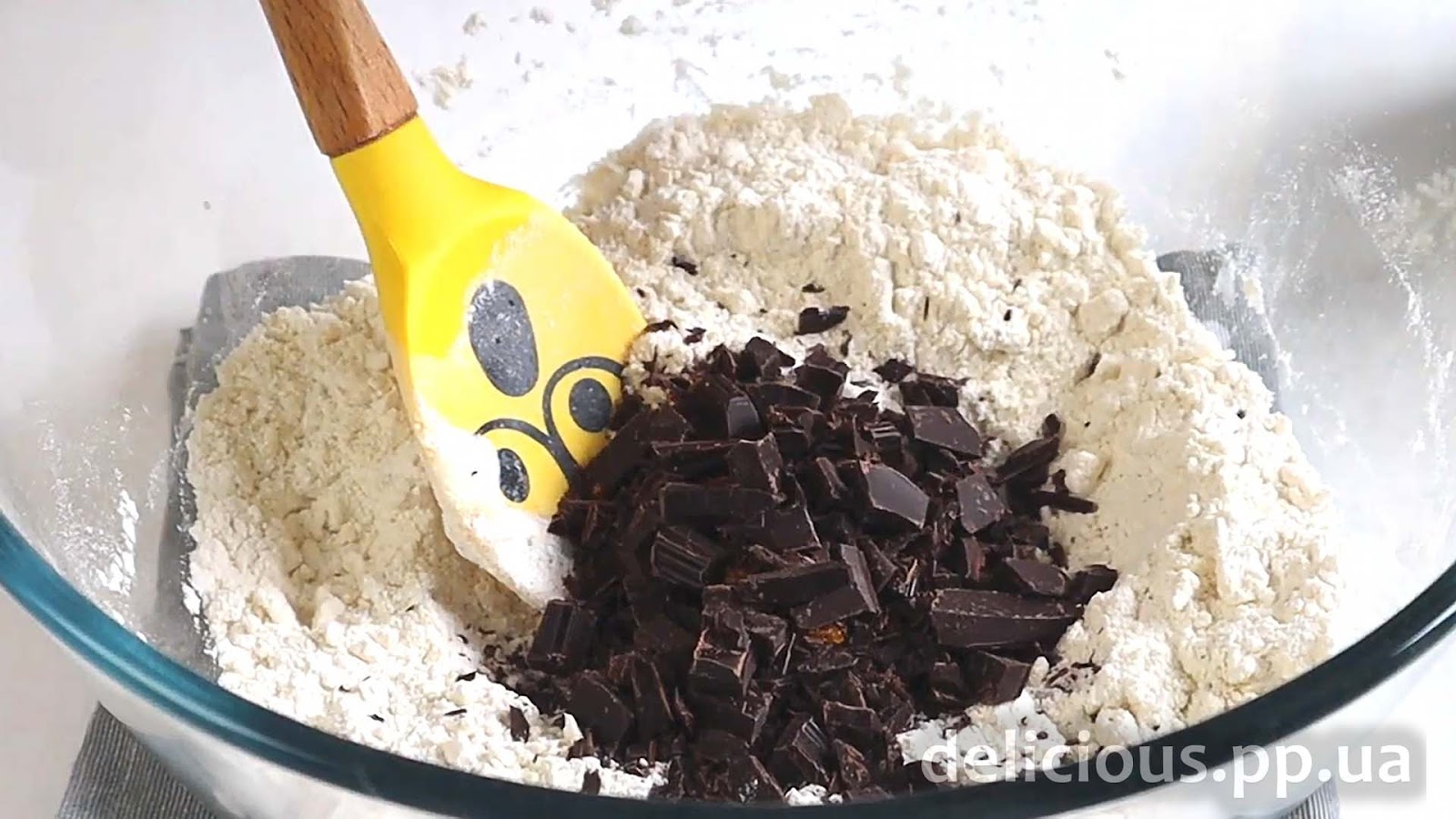 Фото приготовления рецепта: «Быстрое печенье с шоколадом» - шаг №3