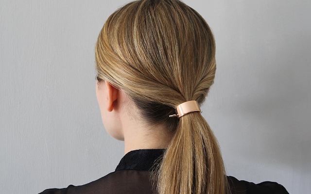 Gambar gaya rambut ponytail rendah dengan rambut terikat di bagian belakang kepala