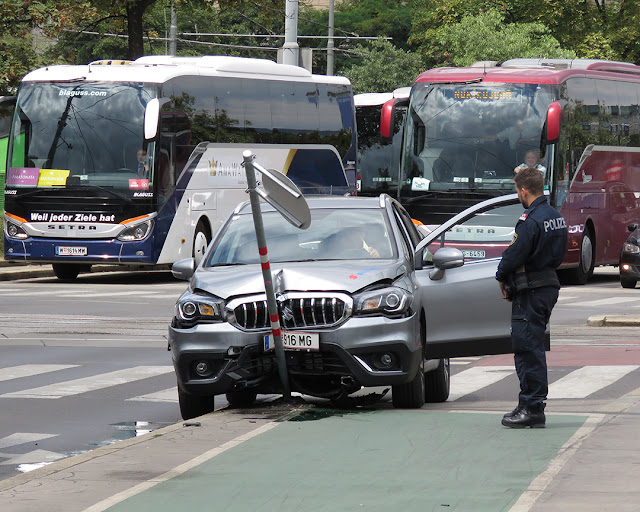 Car crashed into a traffic sign, Franz-Josefs-Kai, Vienna