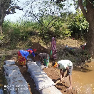 खुमकाल में जल स्तर बढाने के लिए युवतियों ने बनाया बोरी बंधान