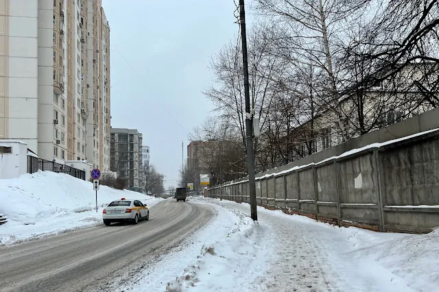 Полковая улица, справа – бывший Московский комбинат твёрдых сплавов имени С. П. Соловьёва