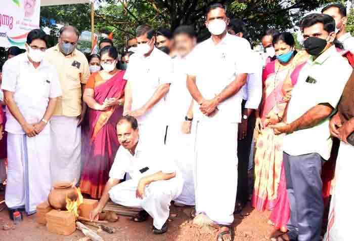 News, Kerala, Kasaragod, President, KPSTA, School, KPSTA held protest demanding increase in the school lunch amount.