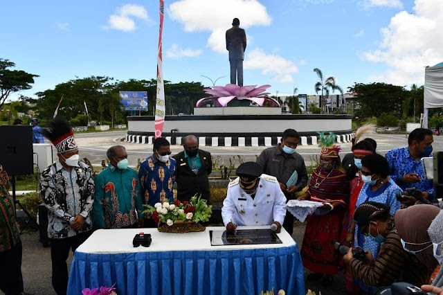 Walikota Sorong Resmikan Patung dan Gapura Bandara DEO Sorong